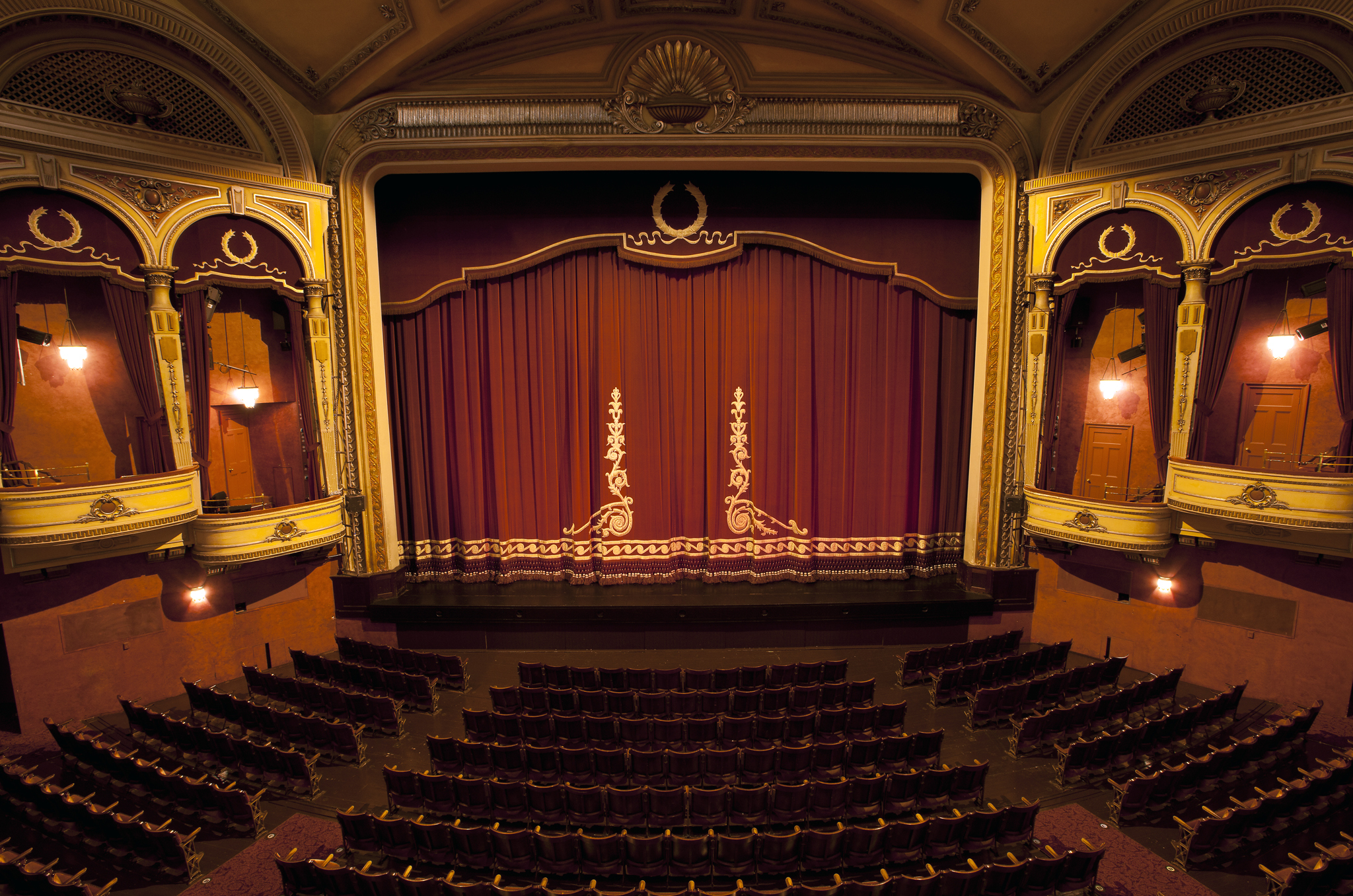 В нескольких театрах. Театр Акимова фото зала. Оперный театр Эдинбург. Теотар. Сцена театра.